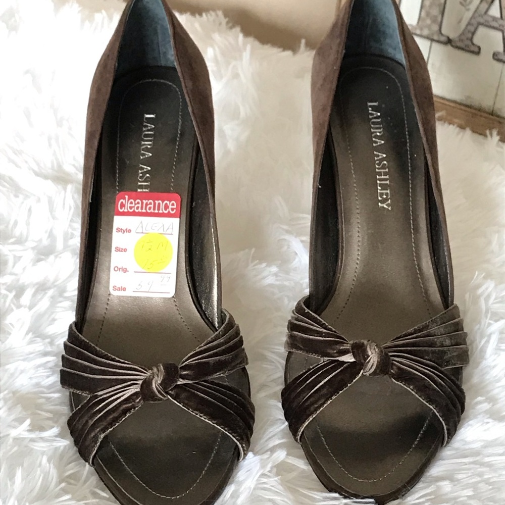 🔥Laura Ashley Brown Alexa Suede Heels Sz 7.5M